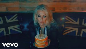Kim Wilde se souhaite un happy birthday dans son nouveau clip